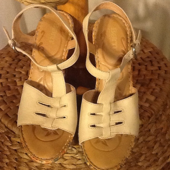 Born Rebecka Cream, Floral print wedge heels. - Picture 5 of 9